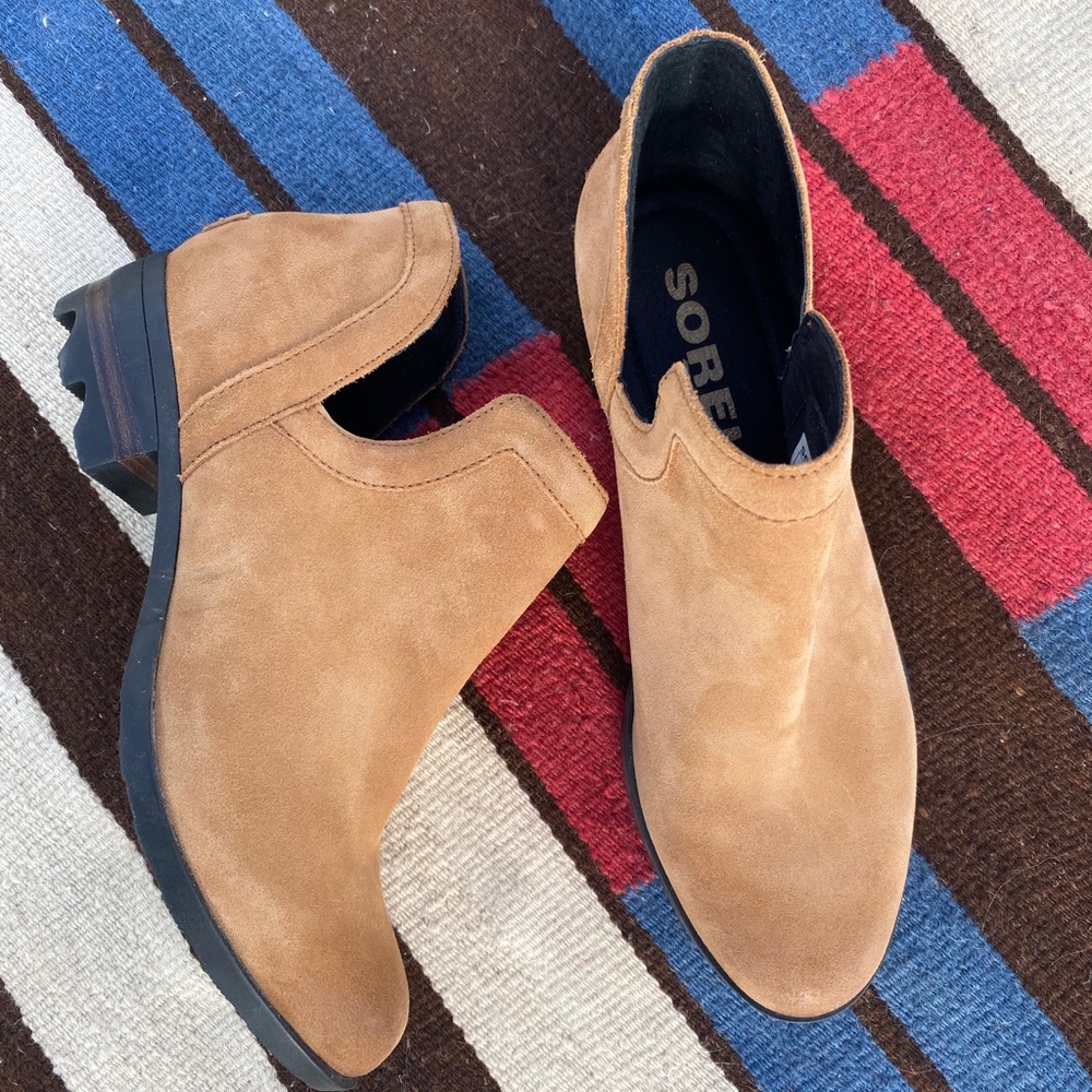 SOREL Lolla bootie suede NWOT . Size 9.5 . $55.